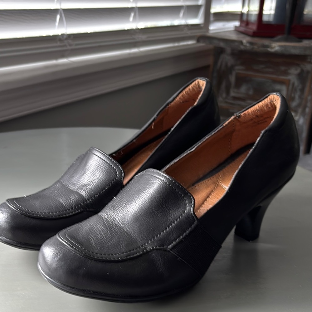 Madeline Black Heels Classic Pump Design